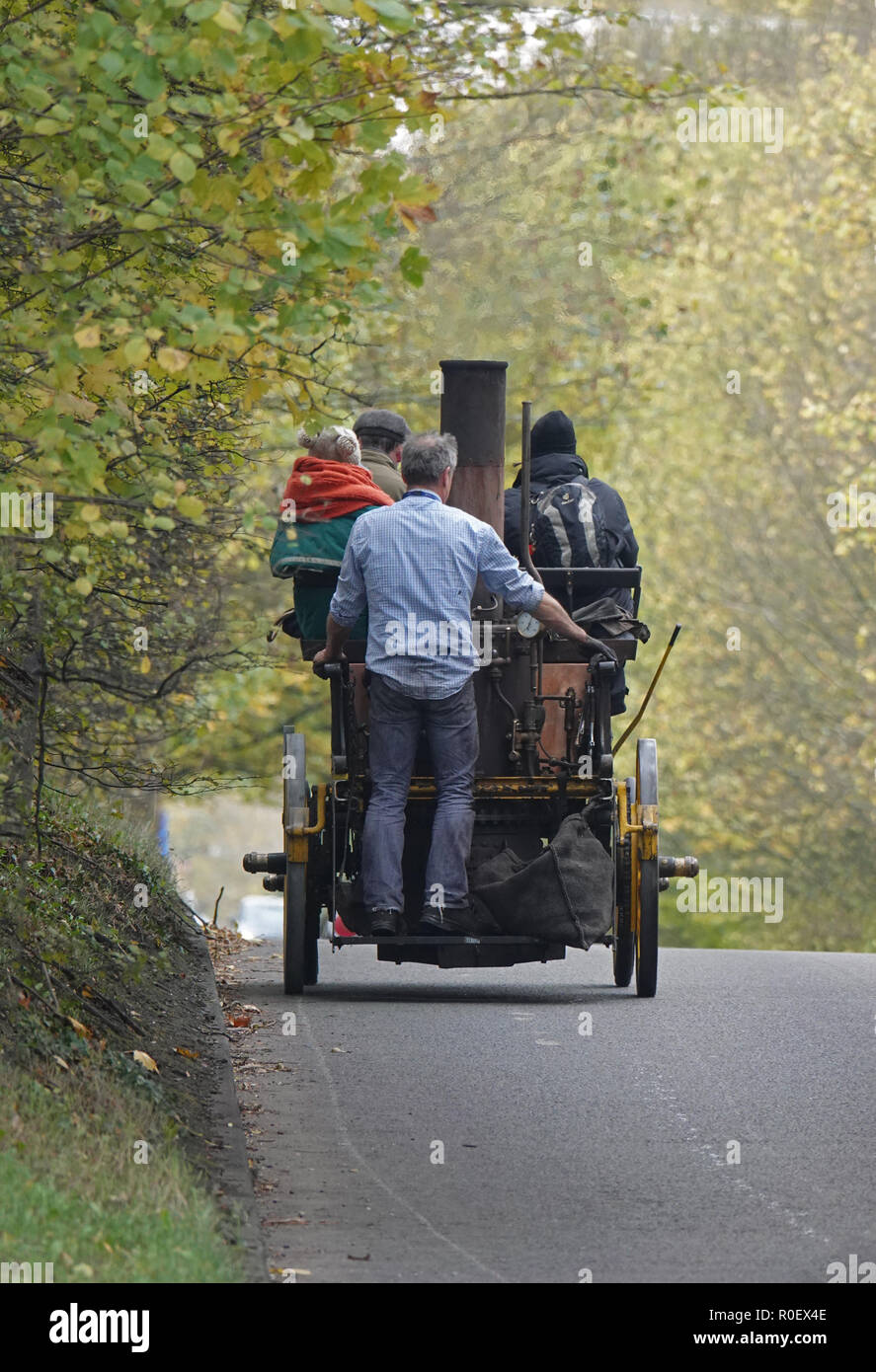 A23 südlich von Redhill, Großbritannien, 4. November 2018 - Bonhams London nach Brighton Veteran Car Run unterstützt von Hiscox. Vom Hyde Park, London, Madeira Drive, Brighton. Die weltberühmten Veranstaltung ist die älteste Motor und Dampf angetriebene Fahrzeuge, hergestellt vor 1905 Quelle: Andy Stehrenberger/Alamy leben Nachrichten Stockfoto