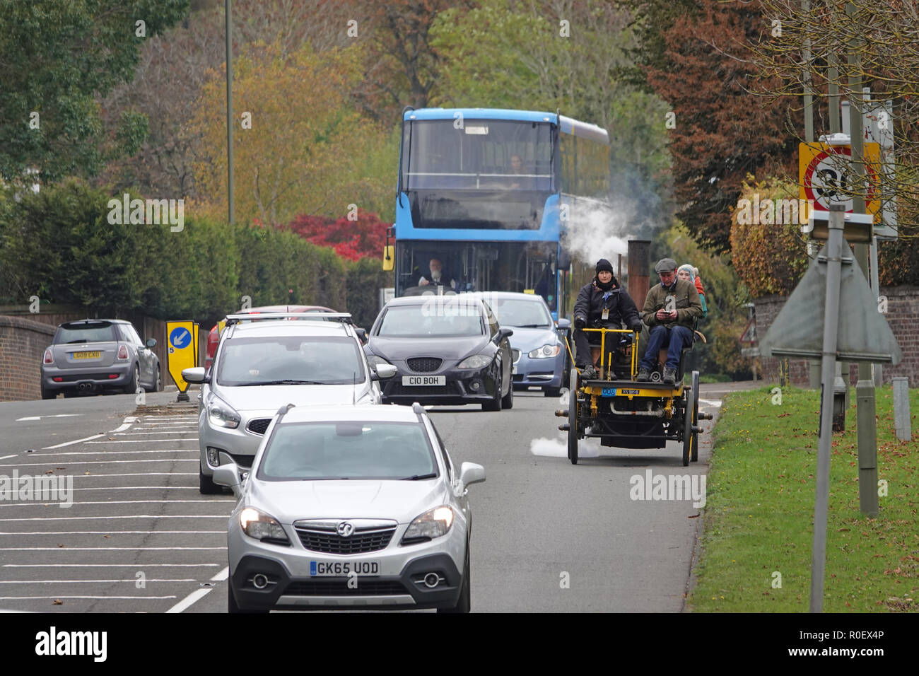 A23 südlich von Redhill, Großbritannien, 4. November 2018 - Bonhams London nach Brighton Veteran Car Run unterstützt von Hiscox. Vom Hyde Park, London, Madeira Drive, Brighton. Die weltberühmten Veranstaltung ist die älteste Motor und Dampf angetriebene Fahrzeuge, hergestellt vor 1905 Quelle: Andy Stehrenberger/Alamy leben Nachrichten Stockfoto