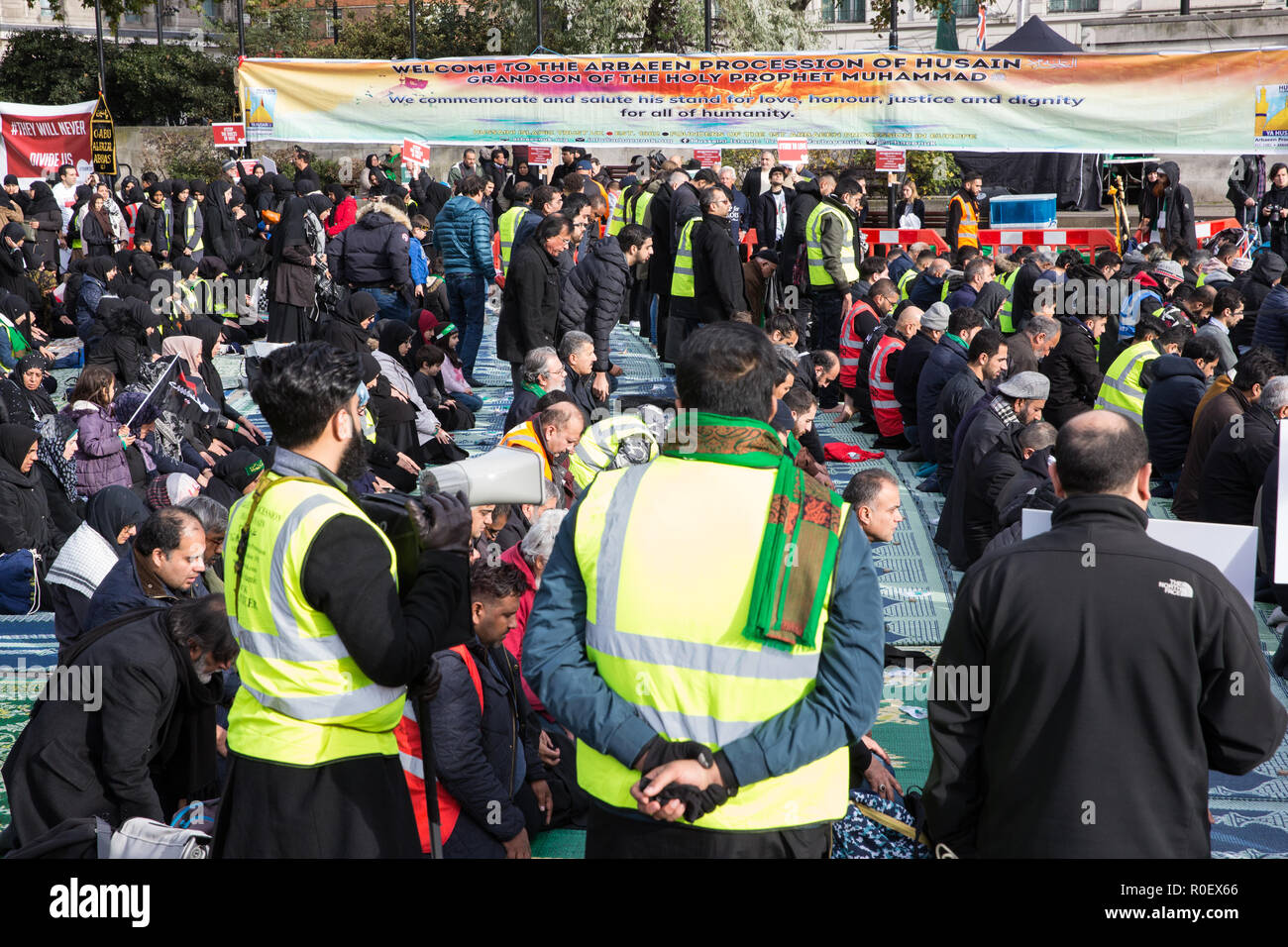 London, Großbritannien. 4. November 2018. Schiitische Muslime beten vor dem 38. Arbaeen Prozession. Es wird jedes Jahr mit einer Pilgerfahrt nach Kerbala im Irak, die größte jährliche Zusammenkunft von Menschen überall auf der Erde, die das Martyrium des Imam Hussein ibn Ali, der Enkel des heiligen Propheten Muhammed, der in der Schlacht von Kerbela im AD 680 getötet wurde, übereinstimmen. Credit: Mark Kerrison/Alamy leben Nachrichten Stockfoto