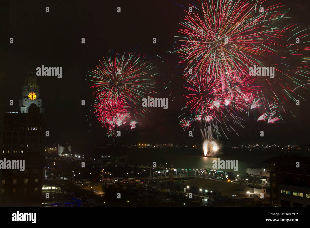 Liverpool, Merseyside, UK. 4. Nov 2018. Fluss der Lichtinstallation an Bonfire Night 2018. Zehntausende von Menschen säumten auf beiden Seiten des Mersey für die freie Schauspiel zu sehen von Merseyside Waterfront, mit einem Feuerwerk beleuchtet und speziell in Auftrag gegebenen Licht Installationen einschließlich Straßen Aufführungen am Wasser einschließlich Feuer Künstler und Interpreten. Kredit; MediaWorldImages/AlamyLiveNews. Stockfoto