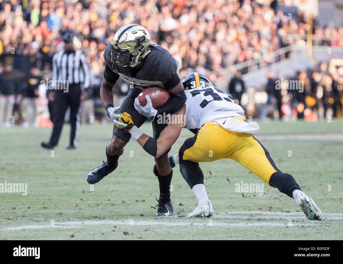 West Lafayette, Indiana, USA. 03 Nov, 2018. Purdue wide receiver Terry Wright (9) Felgen mit der Kugel nach dem Fang wie Iowa Defensive zurück Riley Moos (33) Versuche, die während der NCAA Football Spiel Action zwischen die Iowa Hawkeyes und die Purdue Kesselschmiede an: Ross-Ade Stadium in West Lafayette, Indiana. Purdue besiegte Iowa 38-36. Johann Mersits/CSM/Alamy leben Nachrichten Stockfoto