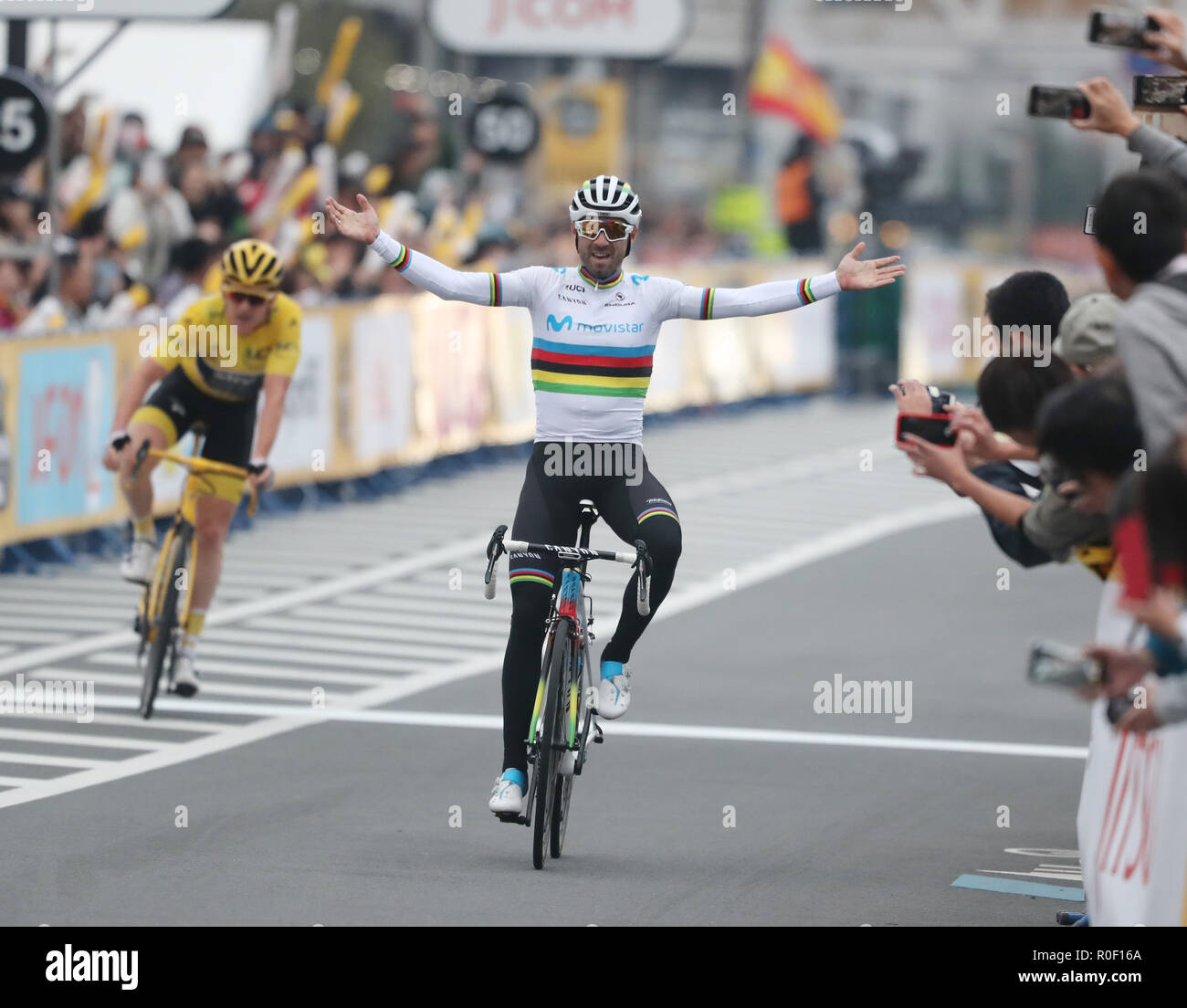 Saitama, Japan. 4 Nov, 2018. Spanische Radprofi Alejandro Valverde der Movista Team wirft die Arme in die Luft, als er die Tour de France in Saitama Saitama Criterium, Vorort von Tokio am Sonntag, 4. November 2018 gewonnen. Weltmeister Valvelde gewann das Rennen während der Tour de France champion Britischen Geraint Thomas (L) des Team Sky beendete den zweiten. Credit: Yoshio Tsunoda/LBA/Alamy leben Nachrichten Stockfoto