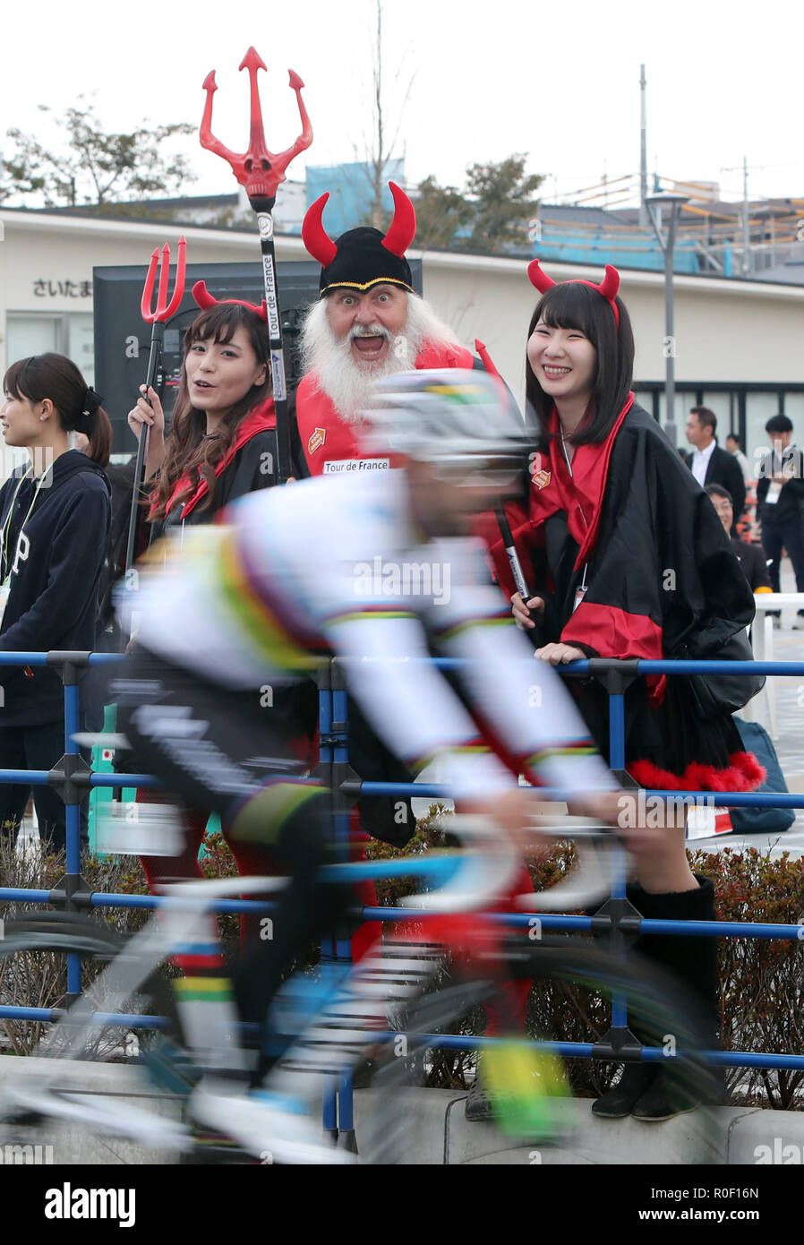 Saitama, Japan. 4 Nov, 2018. Deutschen Radsport fan Didi Senft cheers Radfahrer während der spanische Radprofi Alejandro Valverde von himrduring Movista Team geht die Tour de France in Saitama Saitama Criterium, Vorort von Tokio am Sonntag, 4. November 2018. Weltmeister Valvelde gewann das Rennen während der Tour de France champion Britischen Geraint Thomas von Team Sky die Zweite beendete. Credit: Yoshio Tsunoda/LBA/Alamy leben Nachrichten Stockfoto