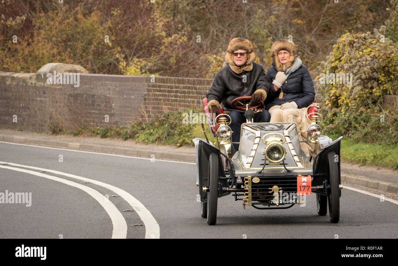 Pyecombe, East Sussex, UK. 4. November 2018. Besitzer und Fahrer nehmen Teil an der 79th" Bonham's "London nach Brighton Veteran Car Run. Die 60 km Route, im Hyde Park London ab schluss bei Madeira Drive Brighton. Die Fahrzeuge in diesem Jahr jährliche Veranstaltung, darunter eine 1895 und eine 1898 Peugeot Panhard et Levassor waren alle zwischen 1893 und 1905 erbaut. Credit: Newspics UK Süd/Alamy leben Nachrichten Stockfoto