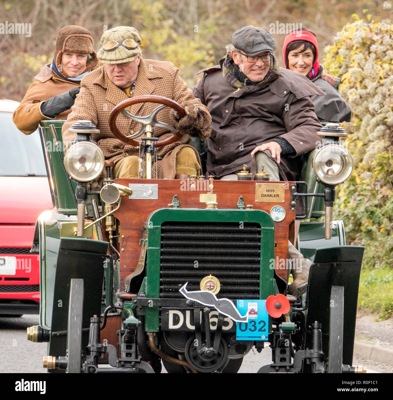 Pyecombe, East Sussex, UK. 4. November 2018. Besitzer und Fahrer nehmen Teil an der 79th" Bonham's "London nach Brighton Veteran Car Run. Die 60 km Route, im Hyde Park London ab schluss bei Madeira Drive Brighton. Die Fahrzeuge in diesem Jahr jährliche Veranstaltung, darunter eine 1895 und eine 1898 Peugeot Panhard et Levassor waren alle zwischen 1893 und 1905 erbaut. Credit: Newspics UK Süd/Alamy leben Nachrichten Stockfoto