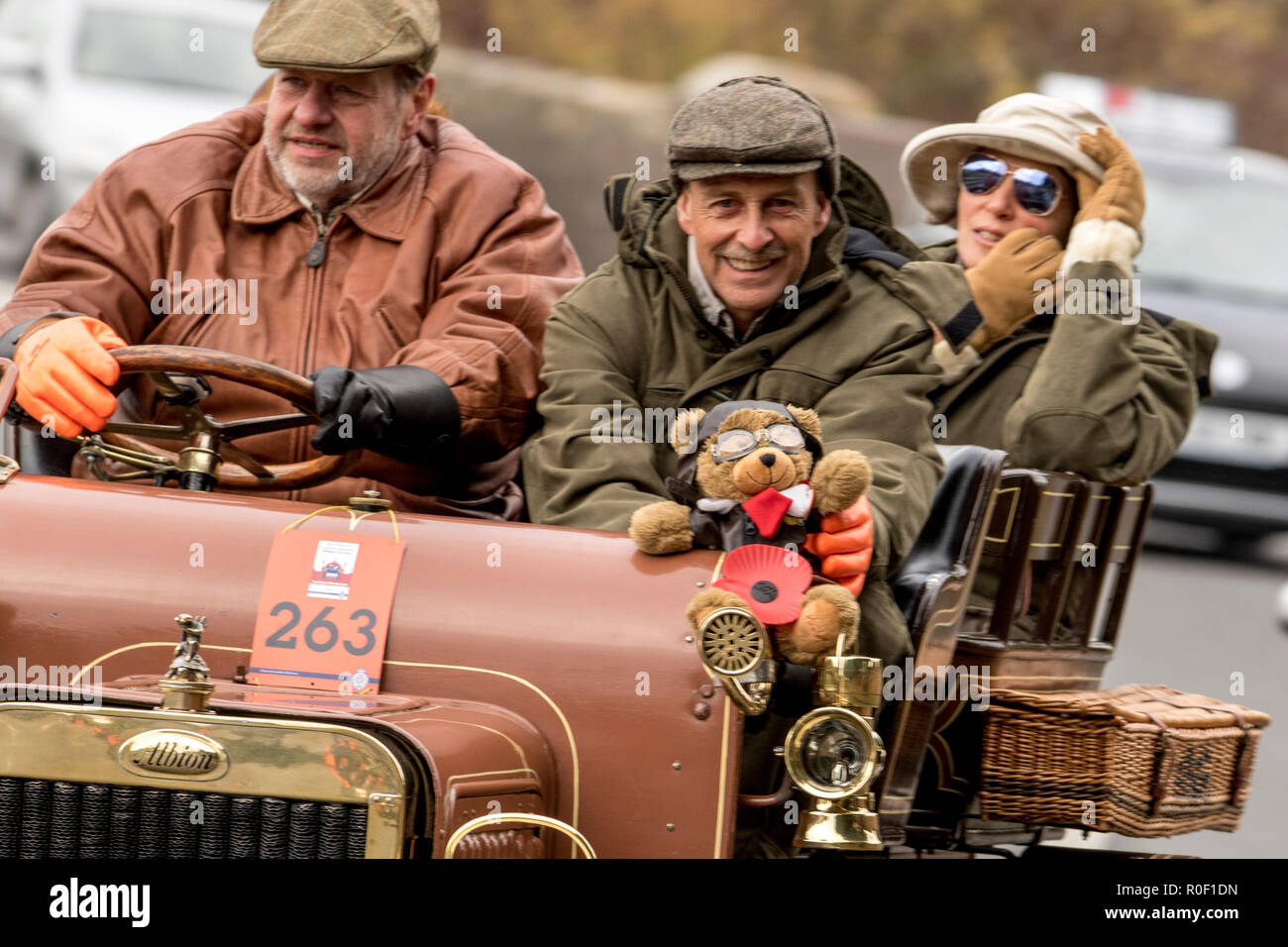 Pyecombe, East Sussex, UK. 4. November 2018. Besitzer und Fahrer nehmen Teil an der 79th" Bonham's "London nach Brighton Veteran Car Run. Die 60 km Route, im Hyde Park London ab schluss bei Madeira Drive Brighton. Die Fahrzeuge in diesem Jahr jährliche Veranstaltung, darunter eine 1895 und eine 1898 Peugeot Panhard et Levassor waren alle zwischen 1893 und 1905 erbaut. Credit: Newspics UK Süd/Alamy leben Nachrichten Stockfoto