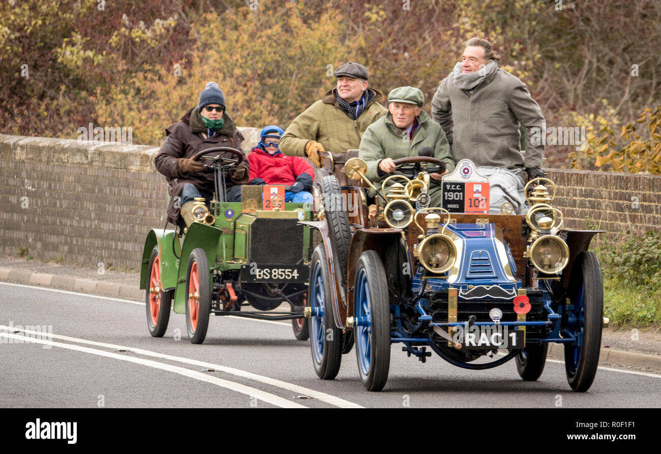 Pyecombe, East Sussex, UK. 4. November 2018. Besitzer und Fahrer nehmen Teil an der 79th" Bonham's "London nach Brighton Veteran Car Run. Die 60 km Route, im Hyde Park London ab schluss bei Madeira Drive Brighton. Die Fahrzeuge in diesem Jahr jährliche Veranstaltung, darunter eine 1895 und eine 1898 Peugeot Panhard et Levassor waren alle zwischen 1893 und 1905 erbaut. Credit: Newspics UK Süd/Alamy leben Nachrichten Stockfoto