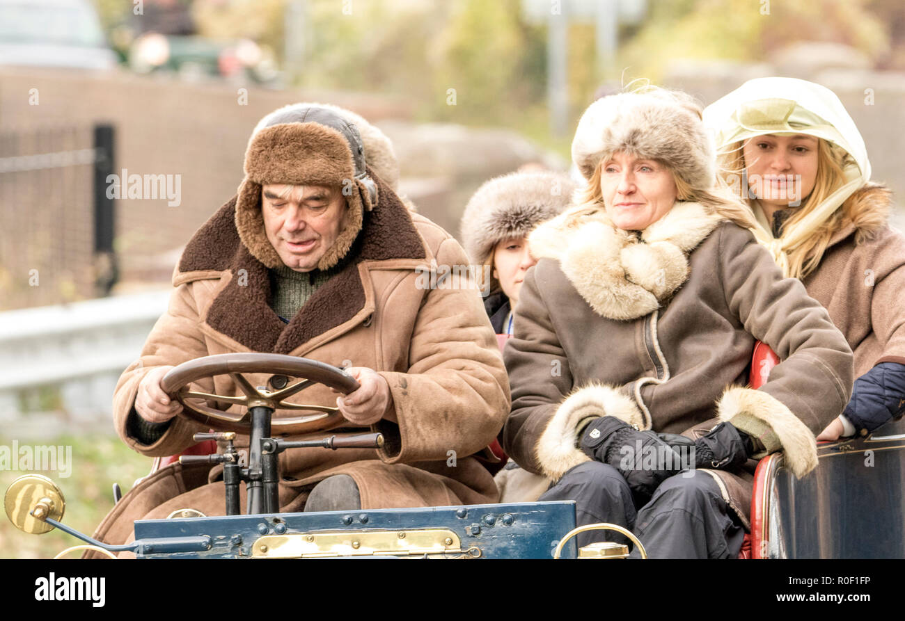 Pyecombe, East Sussex, UK. 4. November 2018. Besitzer und Fahrer nehmen Teil an der 79th" Bonham's "London nach Brighton Veteran Car Run. Die 60 km Route, im Hyde Park London ab schluss bei Madeira Drive Brighton. Die Fahrzeuge in diesem Jahr jährliche Veranstaltung, darunter eine 1895 und eine 1898 Peugeot Panhard et Levassor waren alle zwischen 1893 und 1905 erbaut. Credit: Newspics UK Süd/Alamy leben Nachrichten Stockfoto