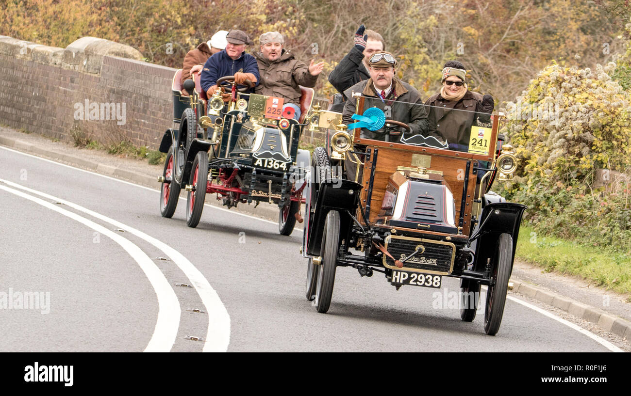 Pyecombe, East Sussex, UK. 4. November 2018. Besitzer und Fahrer nehmen Teil an der 79th" Bonham's "London nach Brighton Veteran Car Run. Die 60 km Route, im Hyde Park London ab schluss bei Madeira Drive Brighton. Die Fahrzeuge in diesem Jahr jährliche Veranstaltung, darunter eine 1895 und eine 1898 Peugeot Panhard et Levassor waren alle zwischen 1893 und 1905 erbaut. Credit: Newspics UK Süd/Alamy leben Nachrichten Stockfoto