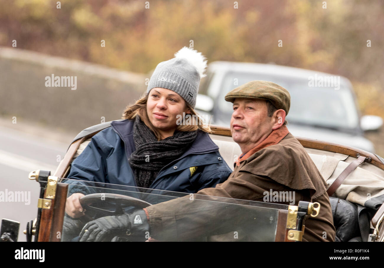 Pyecombe, East Sussex, UK. 4. November 2018. Besitzer und Fahrer nehmen Teil an der 79th" Bonham's "London nach Brighton Veteran Car Run. Die 60 km Route, im Hyde Park London ab schluss bei Madeira Drive Brighton. Die Fahrzeuge in diesem Jahr jährliche Veranstaltung, darunter eine 1895 und eine 1898 Peugeot Panhard et Levassor waren alle zwischen 1893 und 1905 erbaut. Credit: Newspics UK Süd/Alamy leben Nachrichten Stockfoto