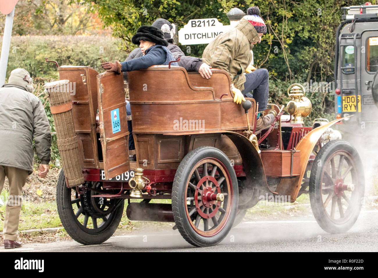 Pyecombe, East Sussex, UK. 4. November 2018. Besitzer und Fahrer nehmen Teil an der 79th" Bonham's "London nach Brighton Veteran Car Run. Die 60 km Route, im Hyde Park London ab schluss bei Madeira Drive Brighton. Die Fahrzeuge in diesem Jahr jährliche Veranstaltung, darunter eine 1895 und eine 1898 Peugeot Panhard et Levassor waren alle zwischen 1893 und 1905 erbaut. Credit: Newspics UK Süd/Alamy leben Nachrichten Stockfoto