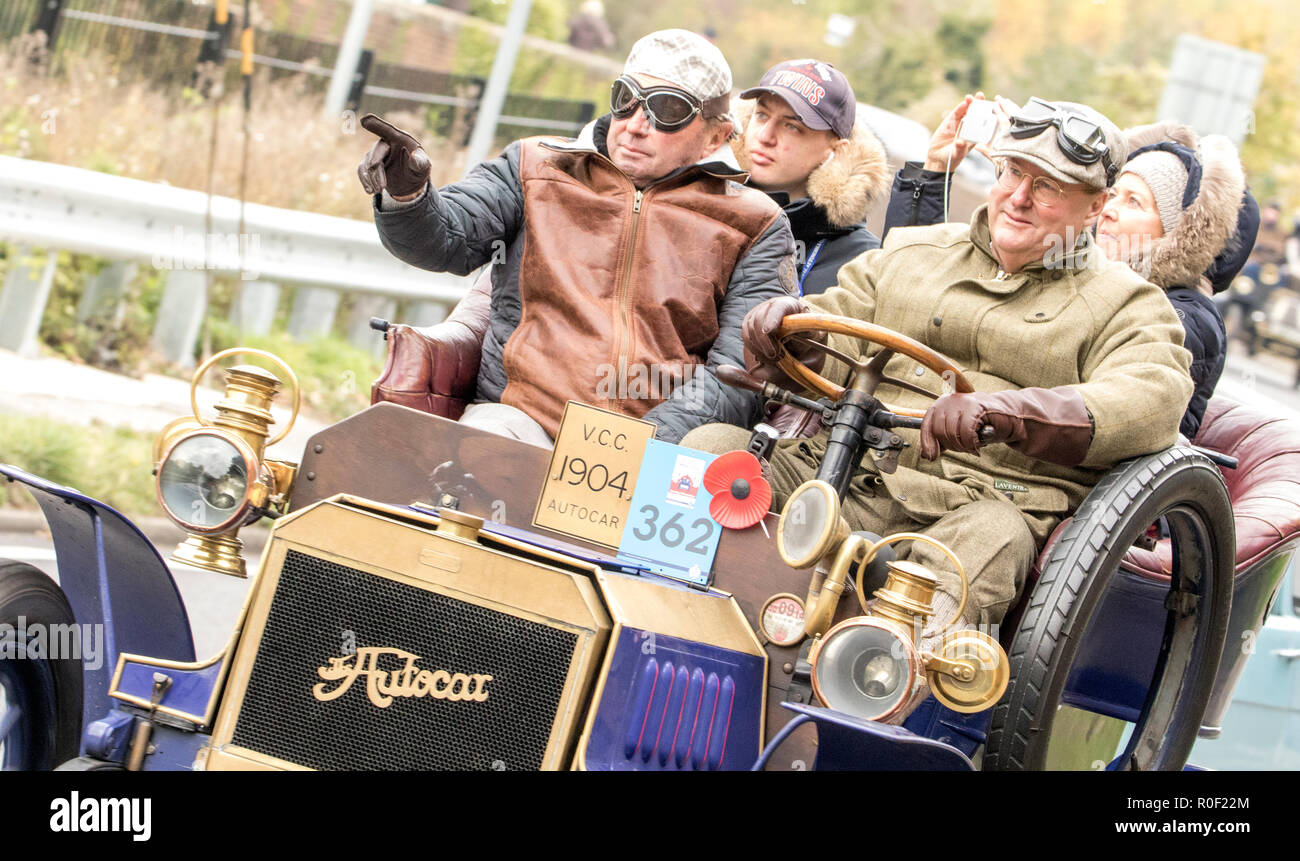 Pyecombe, East Sussex, UK. 4. November 2018. Besitzer und Fahrer nehmen Teil an der 79th" Bonham's "London nach Brighton Veteran Car Run. Die 60 km Route, im Hyde Park London ab schluss bei Madeira Drive Brighton. Die Fahrzeuge in diesem Jahr jährliche Veranstaltung, darunter eine 1895 und eine 1898 Peugeot Panhard et Levassor waren alle zwischen 1893 und 1905 erbaut. Credit: Newspics UK Süd/Alamy leben Nachrichten Stockfoto