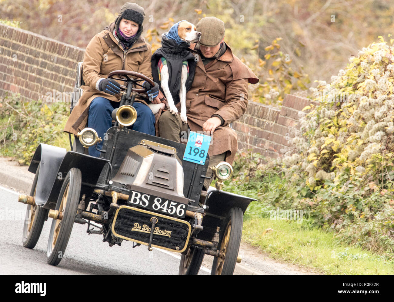 Pyecombe, East Sussex, UK. 4. November 2018. Besitzer und Fahrer nehmen Teil an der 79th" Bonham's "London nach Brighton Veteran Car Run. Die 60 km Route, im Hyde Park London ab schluss bei Madeira Drive Brighton. Die Fahrzeuge in diesem Jahr jährliche Veranstaltung, darunter eine 1895 und eine 1898 Peugeot Panhard et Levassor waren alle zwischen 1893 und 1905 erbaut. Credit: Newspics UK Süd/Alamy leben Nachrichten Stockfoto