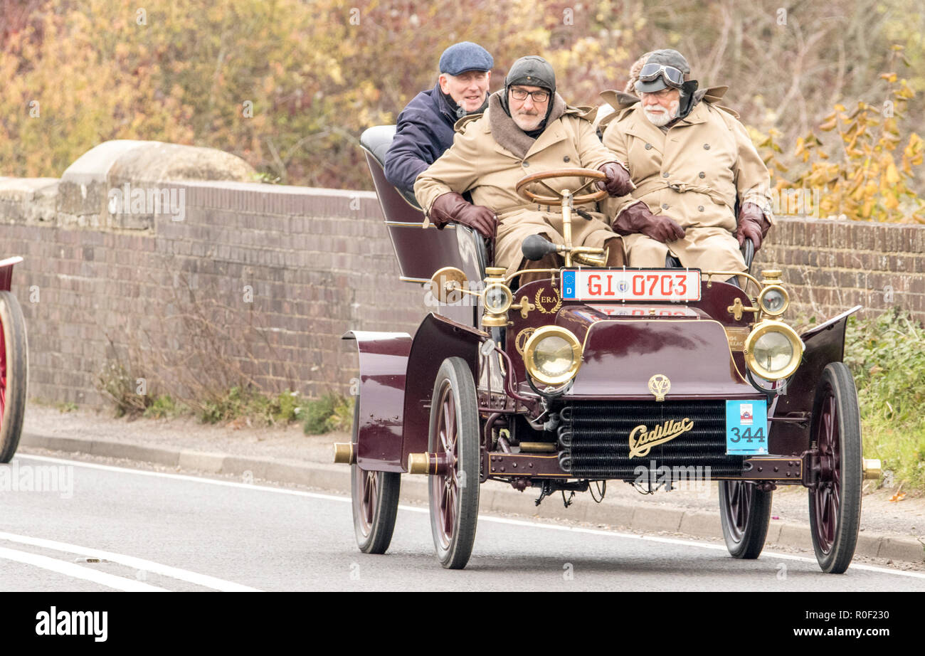 Pyecombe, East Sussex, UK. 4. November 2018. Besitzer und Fahrer nehmen Teil an der 79th" Bonham's "London nach Brighton Veteran Car Run. Die 60 km Route, im Hyde Park London ab schluss bei Madeira Drive Brighton. Die Fahrzeuge in diesem Jahr jährliche Veranstaltung, darunter eine 1895 und eine 1898 Peugeot Panhard et Levassor waren alle zwischen 1893 und 1905 erbaut. Credit: Newspics UK Süd/Alamy leben Nachrichten Stockfoto