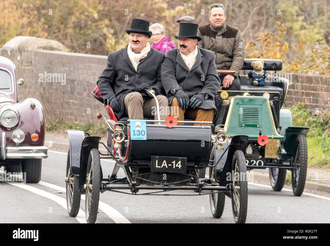 Pyecombe, East Sussex, UK. 4. November 2018. Besitzer und Fahrer nehmen Teil an der 79th" Bonham's "London nach Brighton Veteran Car Run. Die 60 km Route, im Hyde Park London ab schluss bei Madeira Drive Brighton. Die Fahrzeuge in diesem Jahr jährliche Veranstaltung, darunter eine 1895 und eine 1898 Peugeot Panhard et Levassor waren alle zwischen 1893 und 1905 erbaut. Credit: Newspics UK Süd/Alamy leben Nachrichten Stockfoto