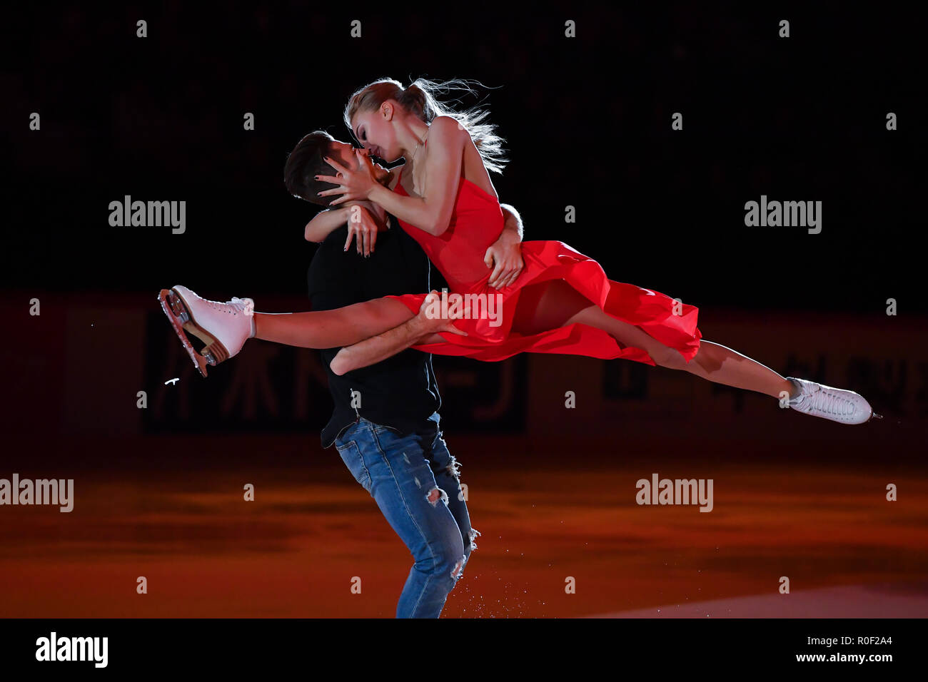 Helsinki, Finnland. 4. Nov 2018. Russlands Alexandra Stepanowa/Ivan Bukin (im 1 Ice Dance) während der Ausstellung Gala an der ISU Grand Prix Eiskunstlauf Helsinki 2018 an der Helsinki Ice Hall (Helsingin Jaahalli) am Sonntag, den 04. November 2018. HELSINKI. (Nur redaktionelle Nutzung, eine Lizenz für die gewerbliche Nutzung erforderlich. Keine Verwendung in Wetten, Spiele oder einer einzelnen Verein/Liga/player Publikationen.) Credit: Taka Wu/Alamy leben Nachrichten Stockfoto