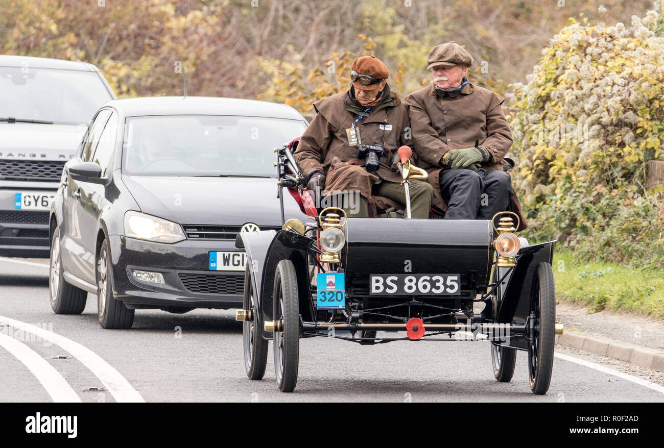 Pyecombe, East Sussex, UK. 4. November 2018. Besitzer und Fahrer nehmen Teil an der 79th" Bonham's "London nach Brighton Veteran Car Run. Die 60 km Route, im Hyde Park London ab schluss bei Madeira Drive Brighton. Die Fahrzeuge in diesem Jahr jährliche Veranstaltung, darunter eine 1895 und eine 1898 Peugeot Panhard et Levassor waren alle zwischen 1893 und 1905 erbaut. Credit: Newspics UK Süd/Alamy leben Nachrichten Stockfoto