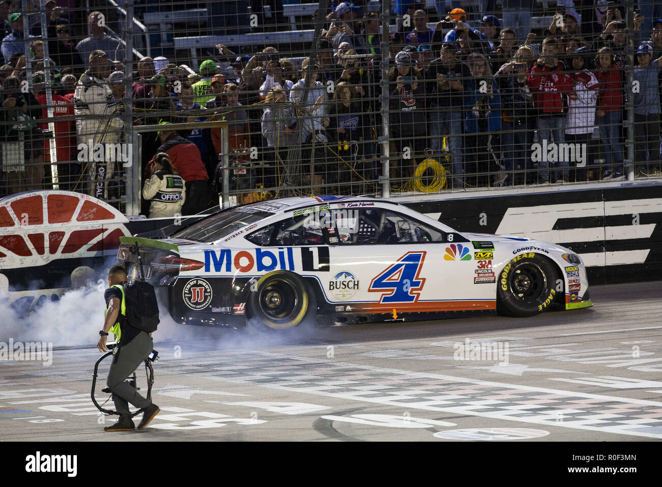 Ft. Worth, Texas, USA. 4 Nov, 2018. Kevin Harvick (4) Dauert die karierte Flagge und gewinnt den AAA Texas 500 an der Texas Motor Speedway in Ft. Worth, Texas. Credit: Justin R. Noe Asp Inc/ASP/ZUMA Draht/Alamy leben Nachrichten Stockfoto