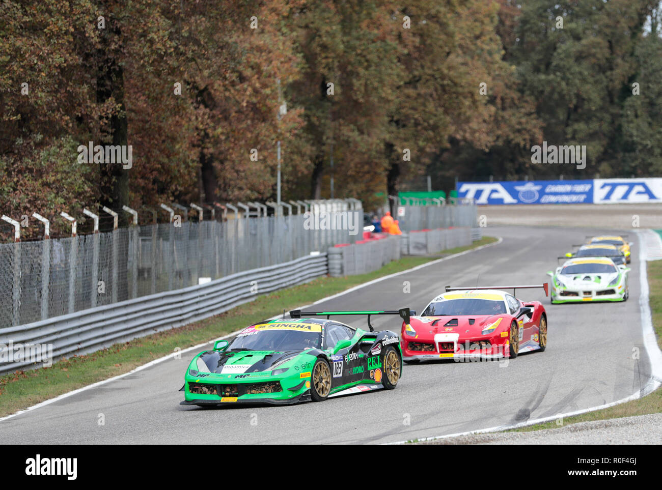 Monza. 4 Nov, 2018. Manuela Gostner (vorne) von Italien steht im Finale Mondiale Coppa Shell in Monza Eni Rennstrecke in Monza, Italien an November 4, 2018. Credit: Cheng Tingting/Xinhua/Alamy leben Nachrichten Stockfoto