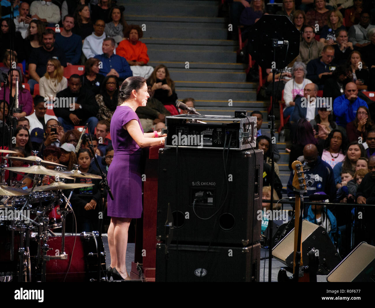 Chicago, Illinois, USA. 4. November 2018. Illinois Comptroller Susana Mendoza spricht auf der heutigen Kundgebung. Die Rallye war ein Endspurt vor der bevorstehenden midterm Wahlen an diesem Dienstag, die viele erwarten wird eine Welle Wahl zugunsten der Demokraten sein. Quelle: Todd Bannor/Alamy leben Nachrichten Stockfoto