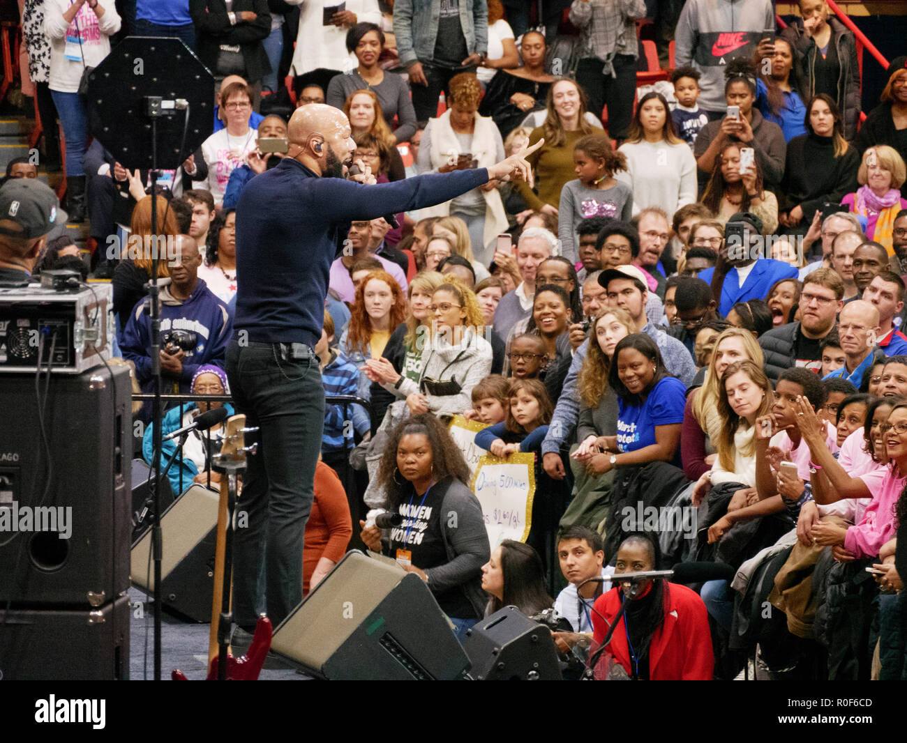 Chicago, Illinois, USA. 4. November 2018. Rapper Common führt auf der heutigen Demokratischen Partei Rallye. Die Rally an den UIC-war ein Endspurt vor der bevorstehenden midterm Wahlen an diesem Dienstag, die viele erwarten wird eine Welle Wahl zugunsten der Demokraten sein. Quelle: Todd Bannor/Alamy leben Nachrichten Stockfoto