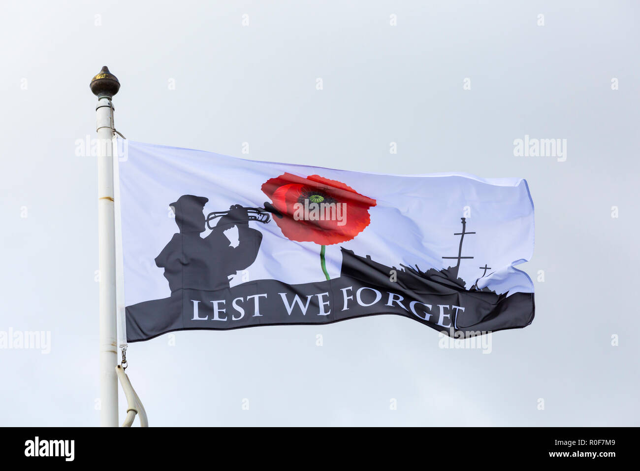 Damit wir es nicht vergessen Flagge weht im Wind in Swanage für Erinnerung und Kennzeichnung 100 Jahre seit dem Ende des Ersten Weltkriegs Armistice Day, Dorset Stockfoto