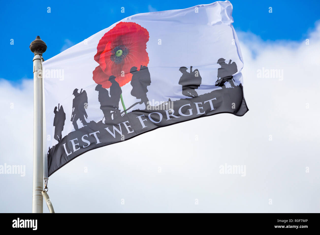 Damit wir es nicht vergessen Flagge weht im Wind in Swanage für Erinnerung und Kennzeichnung 100 Jahre seit dem Ende des Ersten Weltkriegs Armistice Day, Dorset Stockfoto
