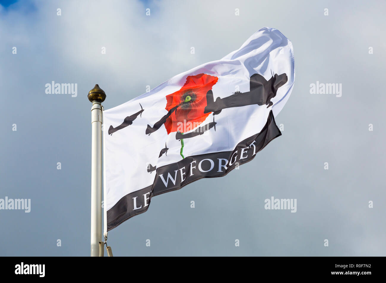 Damit wir es nicht vergessen Flagge weht im Wind in Swanage für Erinnerung und Kennzeichnung 100 Jahre seit dem Ende des Ersten Weltkriegs Armistice Day, Dorset Stockfoto