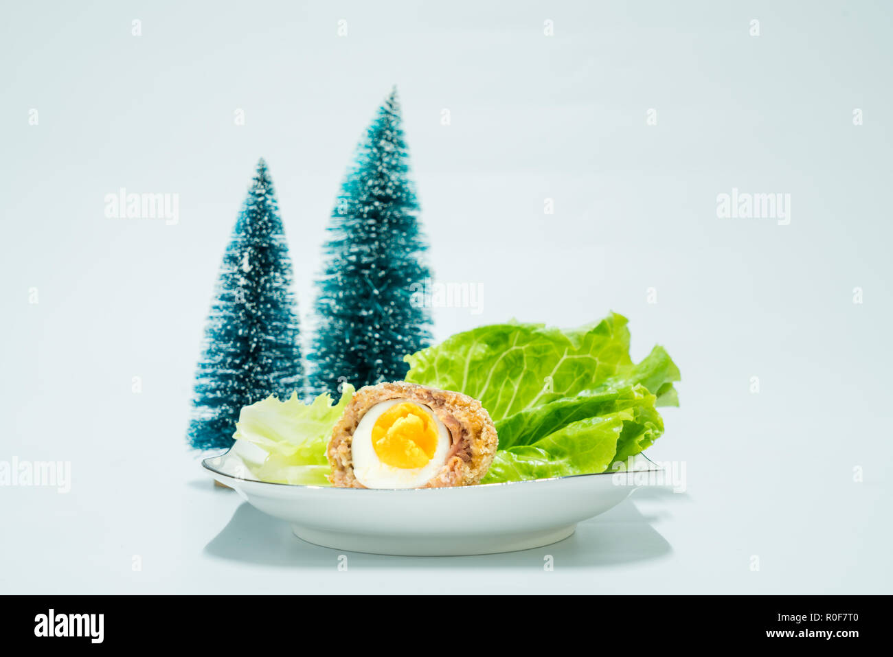 Scotch Eier dekoriert mit Hintergrund Stockfoto