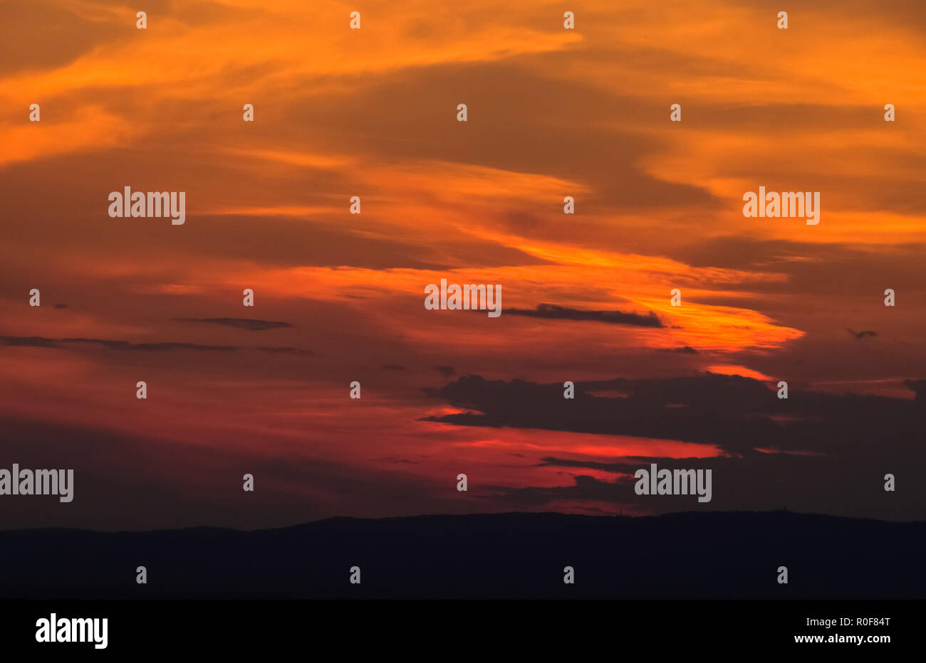 Abstrakte Sonnenuntergang Hintergrund mit vielen Schattierungen von Rot und Orange sieht aus wie Feuer in den Himmel. Stockfoto