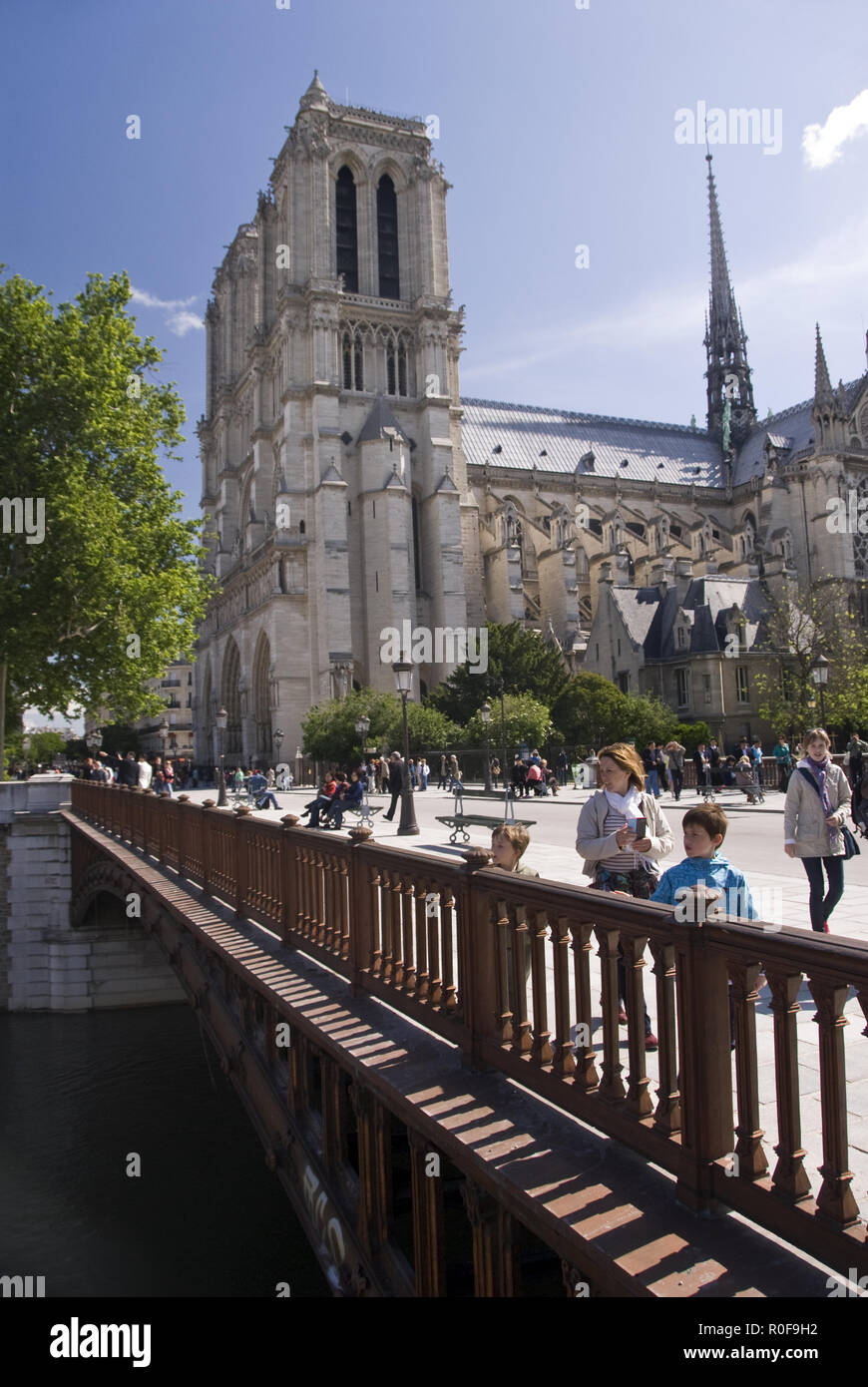 Touristen zu Fuß über die Pont au Double und überquert den Fluss Seine, der Kathedrale Notre Dame, Paris, Frankreich. Stockfoto