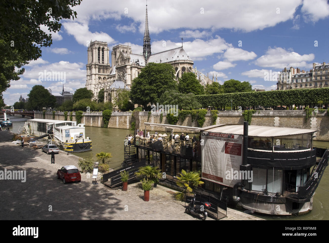 Ein Restaurant auf ein Schiff gebaut, auf dem Seine Fluss günstig neben der Kathedrale Notre Dame, Paris, Frankreich. Stockfoto