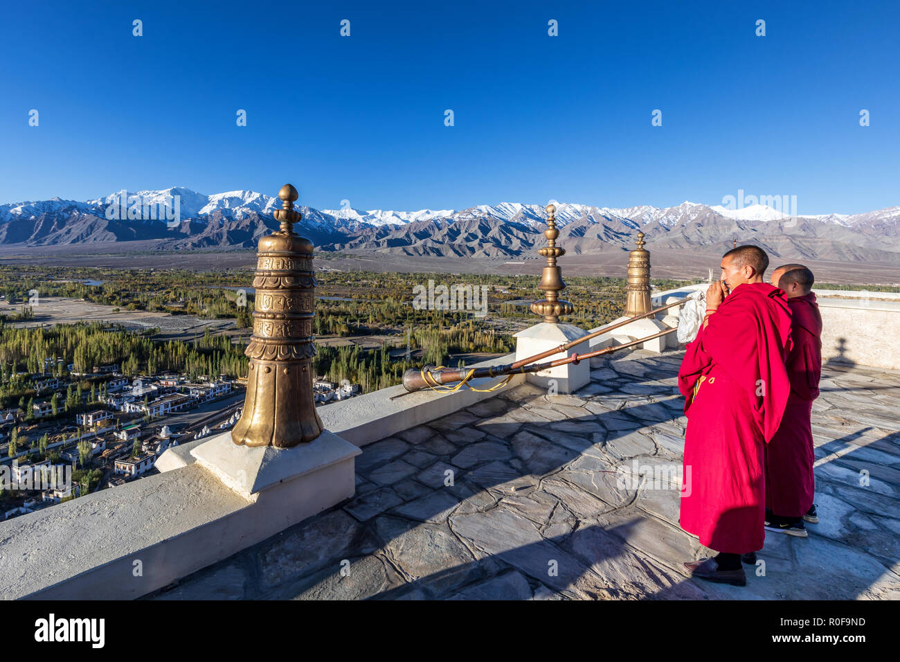 Buddhistische Mönche blasen Muschelschalen im Kloster Thikse (Thiksay Gompa), Ladakh, Indien Stockfoto