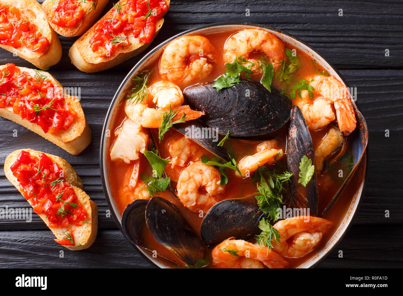 Leckere Tomatensuppe mit Krabben Bouillabaisse, Fischfilets und Muscheln closeup in einer Schüssel auf den Tisch. horizontal oben Ansicht von oben Stockfoto