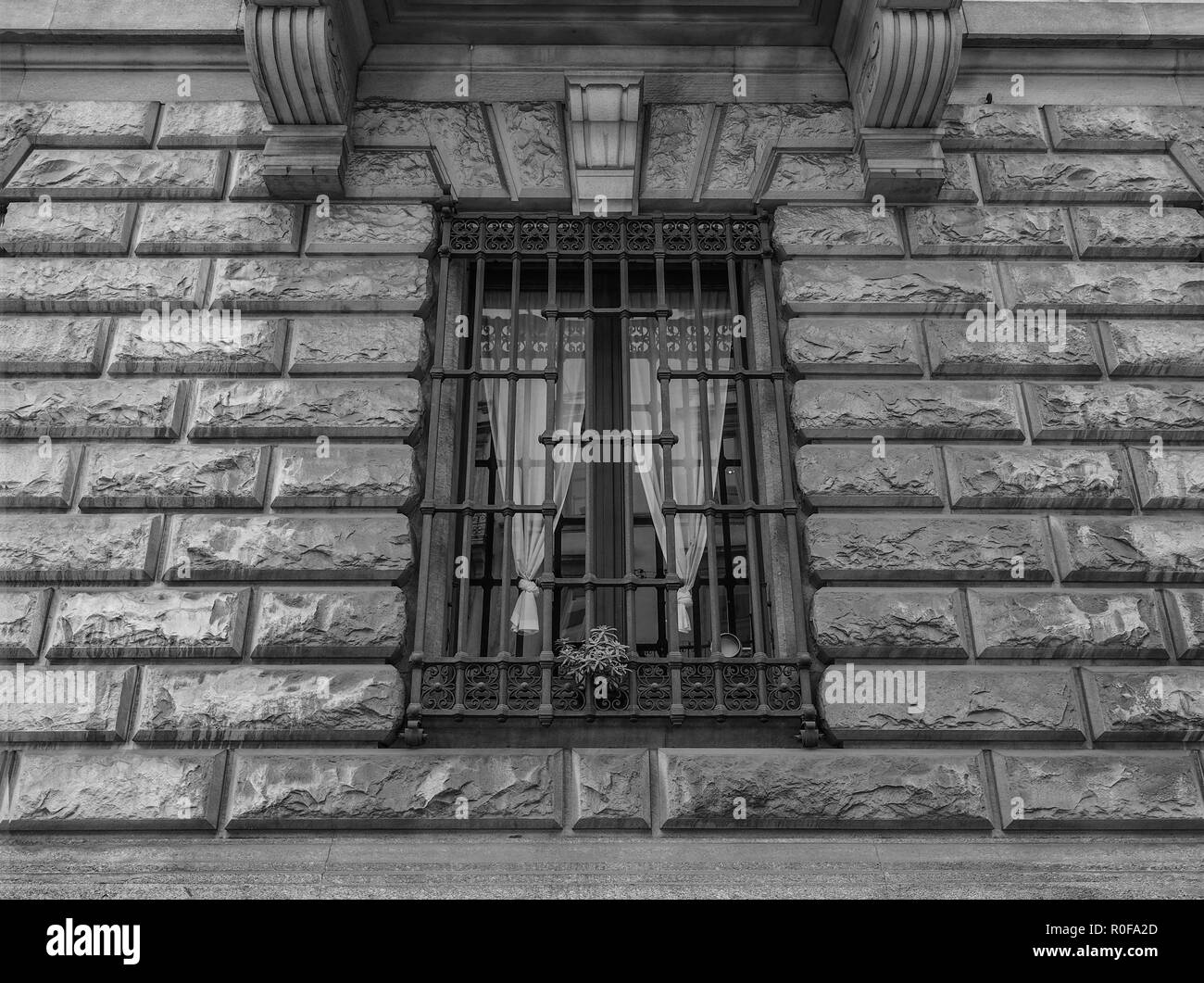 Mittelalterlichen Palast Fenster geschützt mit Eisenstangen, Mailand. Italien Stockfoto
