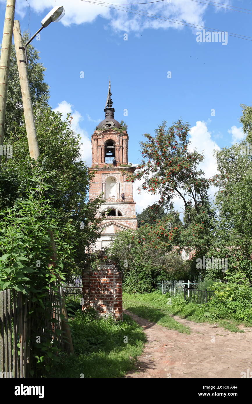 Alte Glockenturm in einem verlassenen Friedhof, Teenager, die hoch auf den Kirchturm geklettert Stockfoto