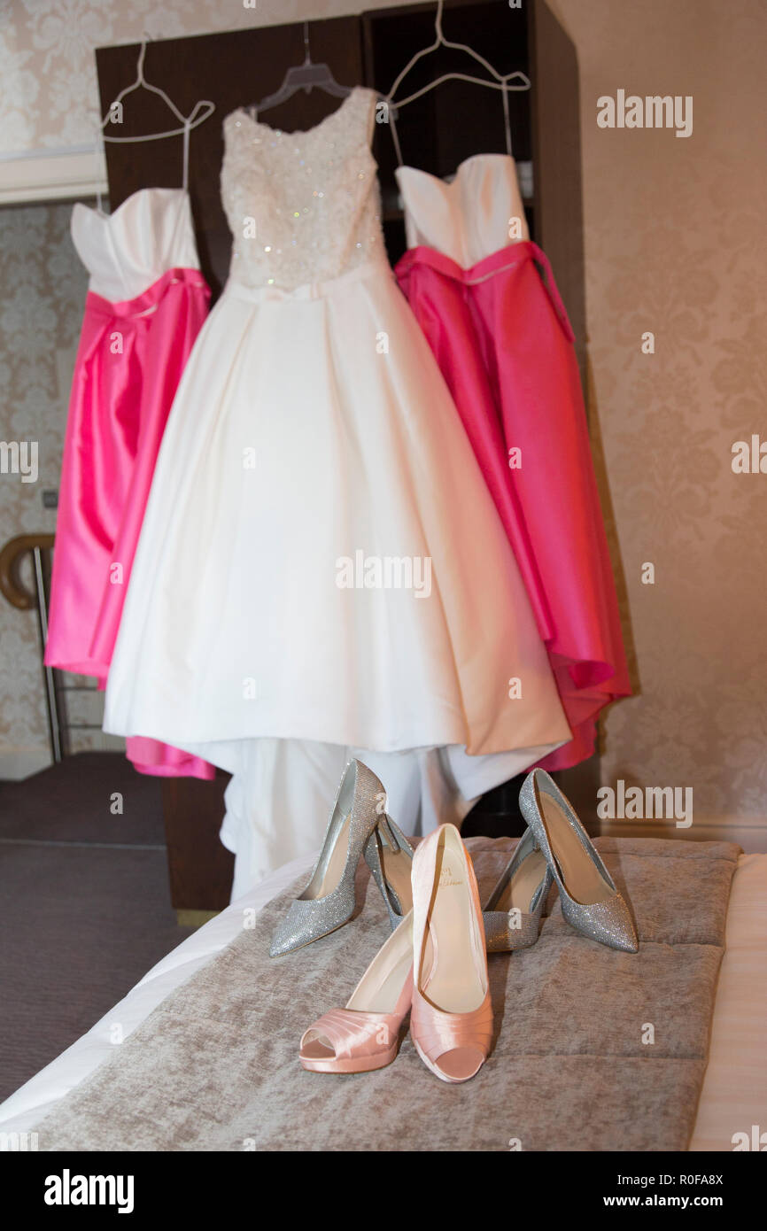 Hochzeit Kleid hängt oben am Tag der Hochzeit warten auf die Braut. Stockfoto