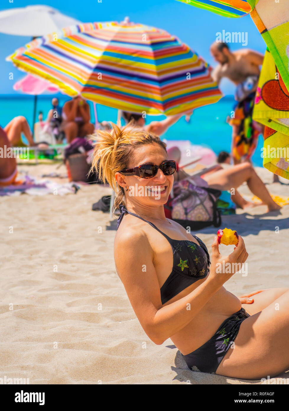 Sauber Essgewohnheiten lächelnde Frau Obst am Strand essen Stockfoto