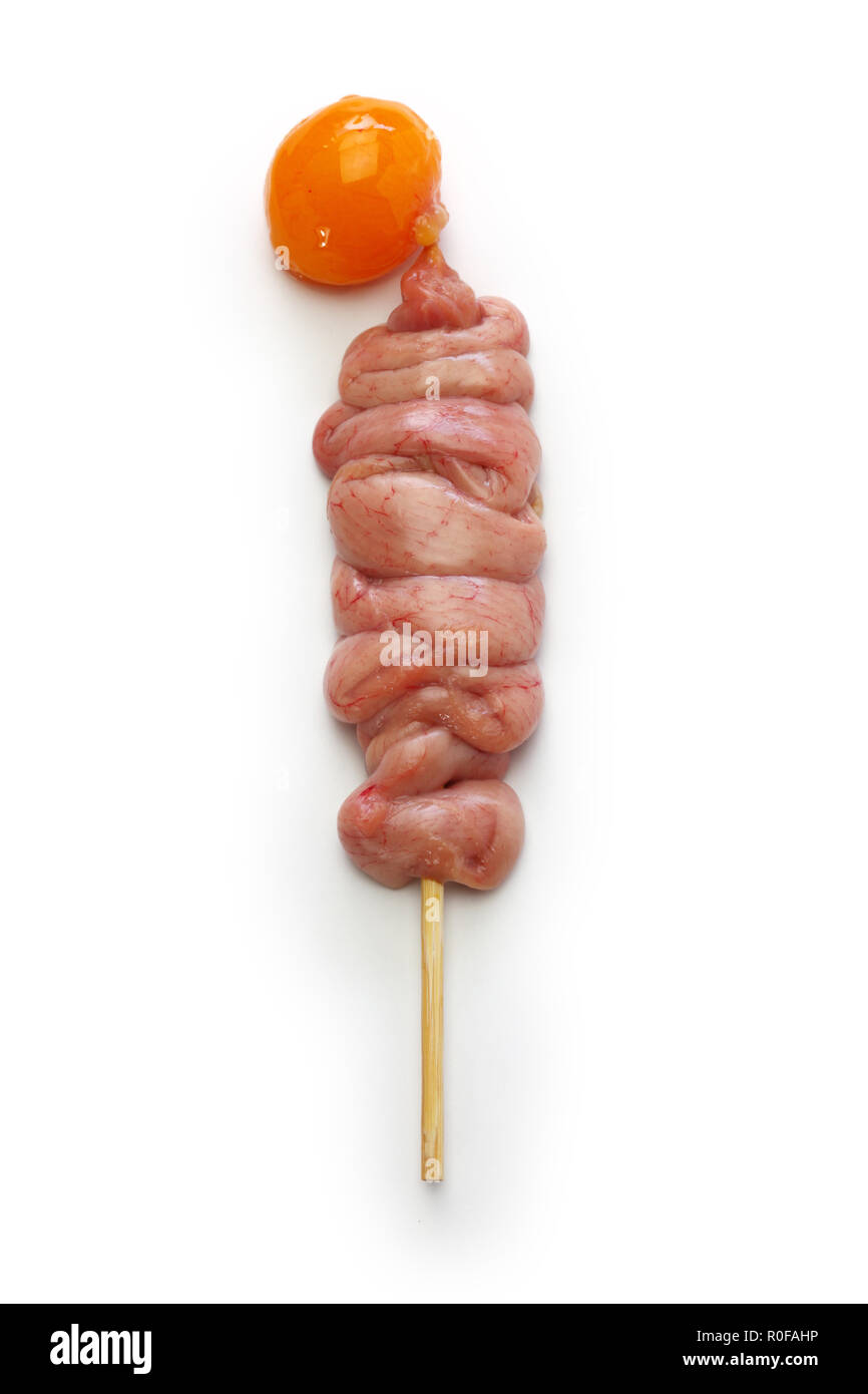 Yakitori, japanisches Gegrilltes Hähnchen am Spieß, sehr selten chouchin (unreife Eigelb) Stockfoto