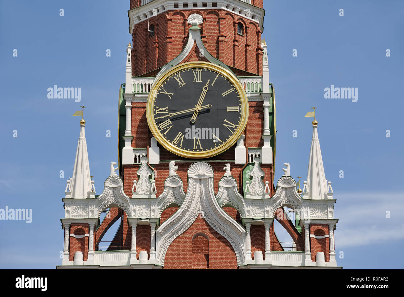 = Die berühmte Kreml Wecker und herrliche Einrichtung der Erlöser Turm = Nahaufnahme aus Gründen der Moskauer Kreml der Uhr und reichem Dekor des Stockfoto