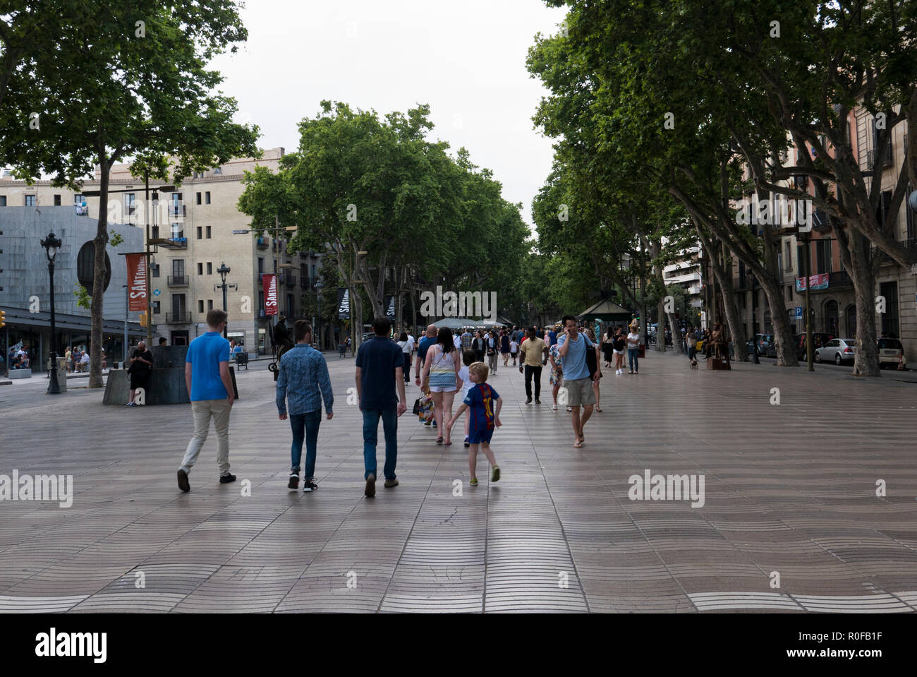 Menschen wandern auf La Rambla, Barcelona, Spanien Stockfoto