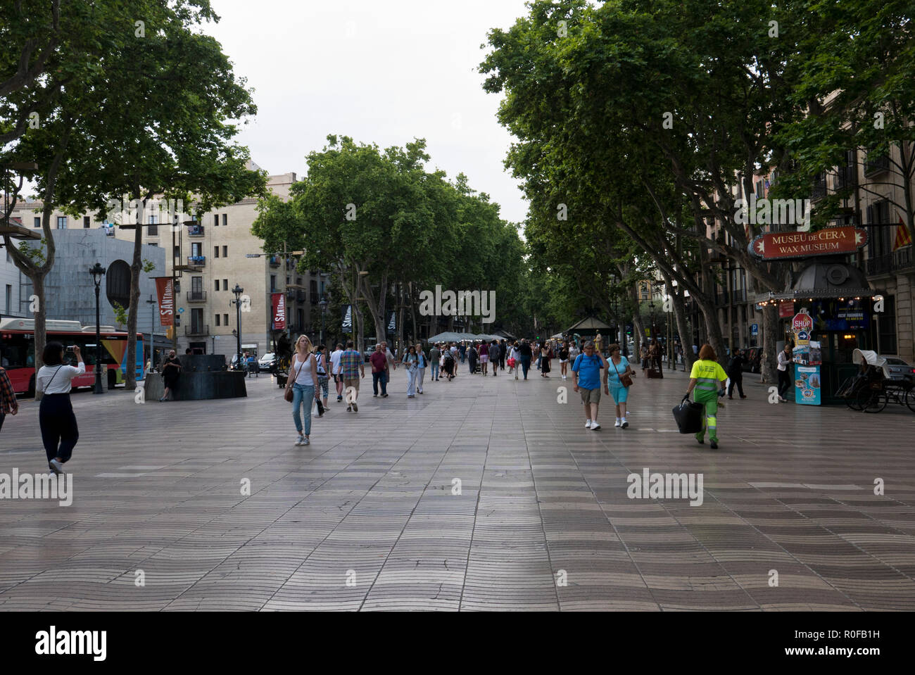 Menschen wandern auf La Rambla, Barcelona, Spanien Stockfoto
