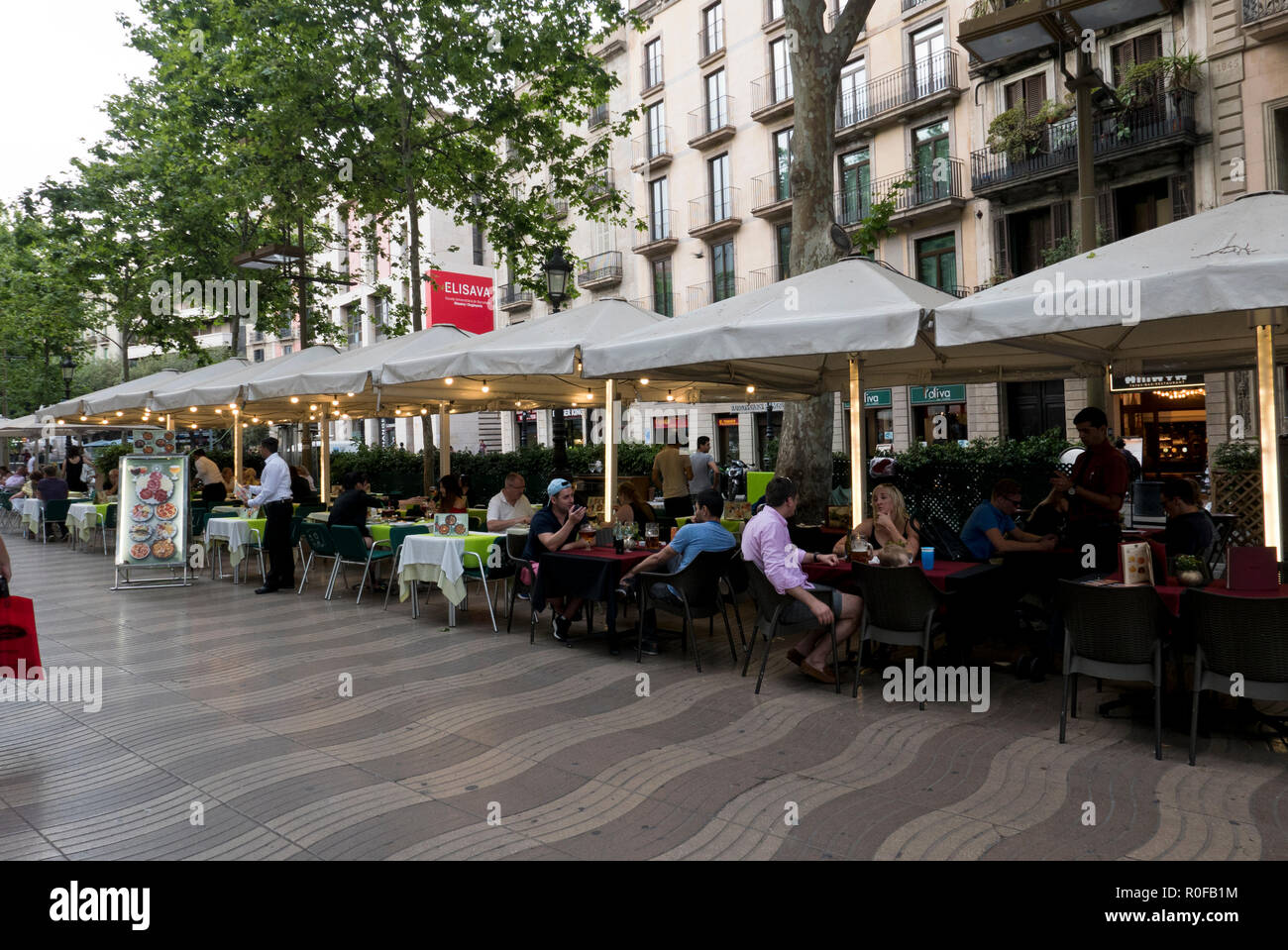 Restaurants entlang der Promenade La Rambla, Barcelona, Spanien Stockfoto