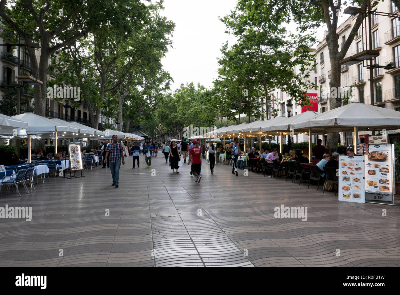 Menschen wandern auf La Rambla, mehrere Restaurants, Barcelona, Spanien Stockfoto