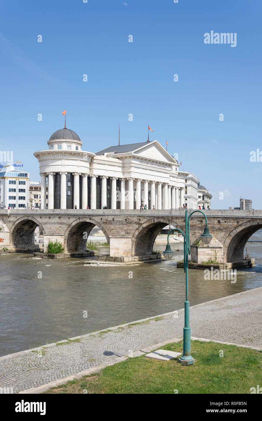 Die alte steinerne Brücke und Museum für Archäologie über den Fluss Vardar, Skopje, Skopje Region, Republik Nördlich Mazedonien Stockfoto