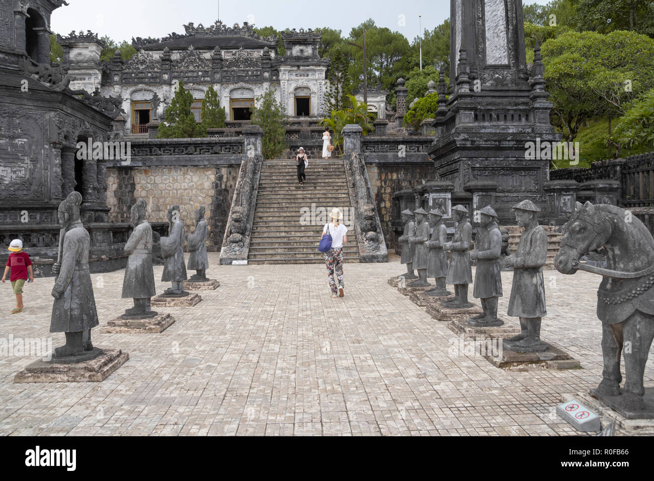 Touristen erkunden Innenhof des alten Khai Dinh Grab in Hue, Vietnam Stockfoto