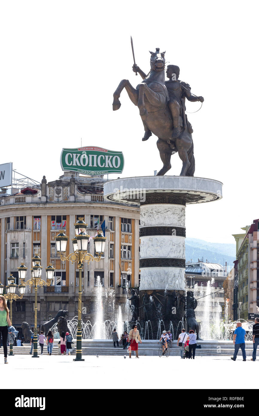 'Warrior auf einem Pferd" Statue und Brunnen in der Dämmerung, Mazedonien, Skopje, Skopje Region, Republik Nördlich Mazedonien Stockfoto