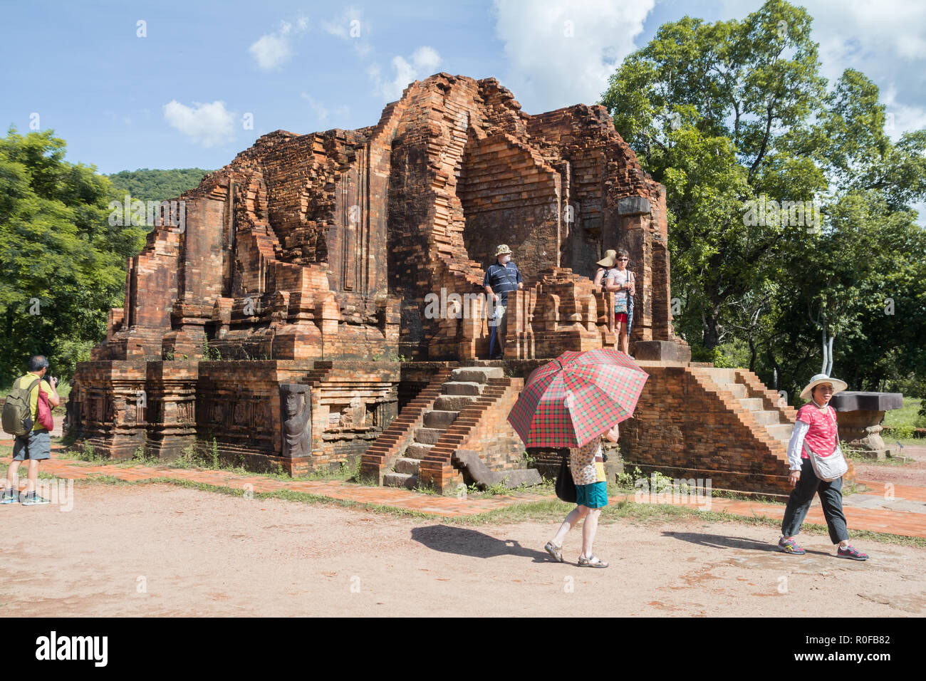 Touristen entdecken antike Ruinen in Meinem Sohn, Vietnam Stockfoto