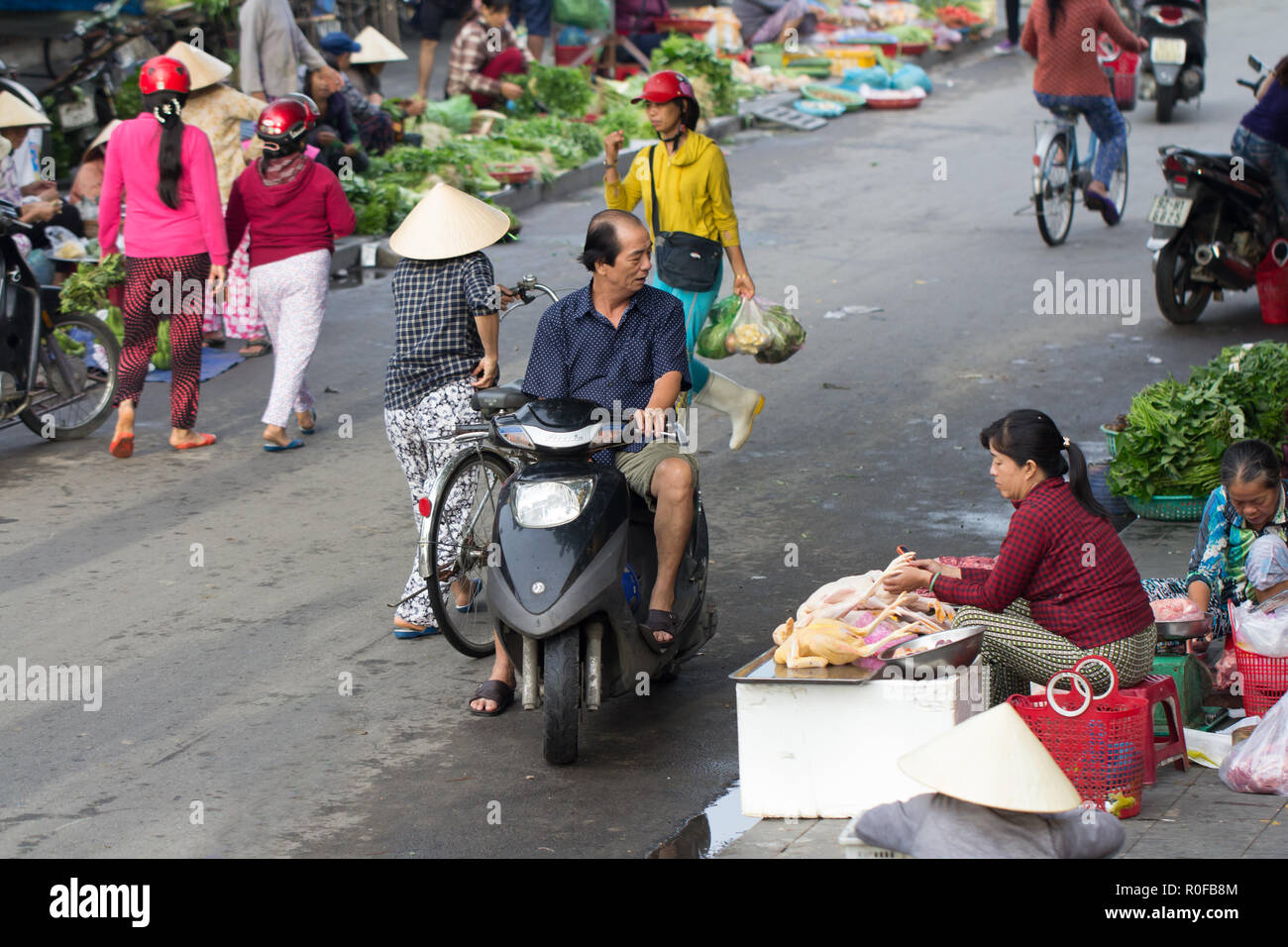 Mann, Roller und Shopping auf Street Market, Saigon, Vietnam. Stockfoto