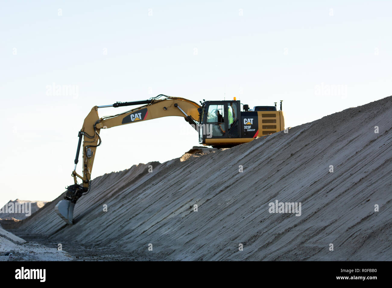 RYNARZEWO, kujawsko-pomorskie/POLEN - Oktober 10, 2018 - Caterpillar Bagger arbeiten an die Form eines Erd-, Vorbereitung für S5 c Stockfoto